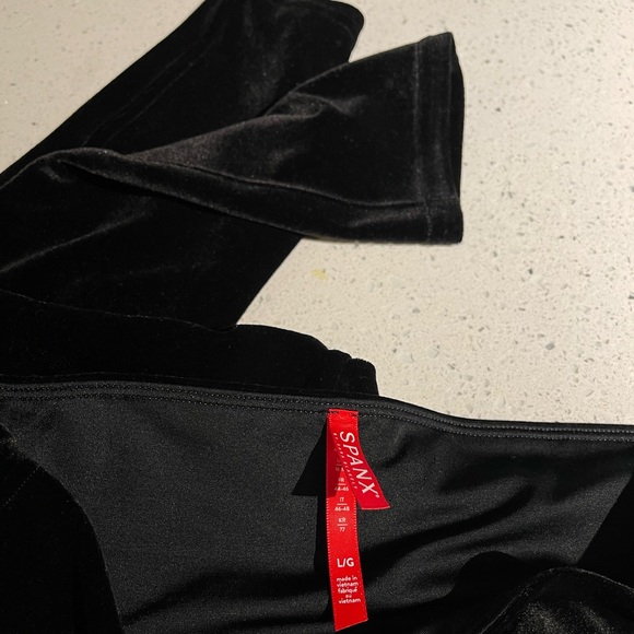NEW Spanx Velvet Leggings in Very Black Size L - Picture 5 of 6